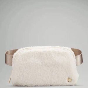 Everywhere Fleece Belt Bag NWT